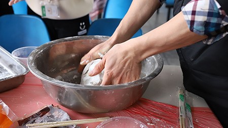 正月十五鬧元宵，歡歡喜喜包湯圓